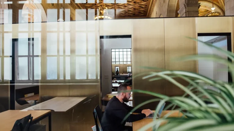 La IA no te va a quitar el trabajo. Te va a cambiar el día